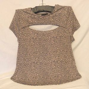 Women’s 2x top. It fits more like an XL. Derek heart Plus. Pink and gray